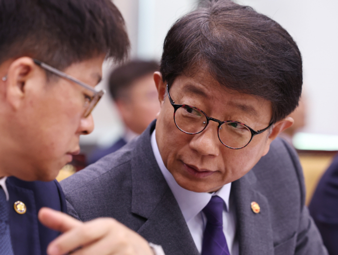 국토부가 시장에 떠도는 공급 부족 우려와 관련해 "공급 실적이 개선되고 있다"고 해명했다. 사진은 박상우 국토부 장관이 지난 10일 오전 서울 여의도 국회에서 열린 국토위원회 전체회의에 출석해 진현환 1차관과 대화하던 모습. /사진=뉴스1