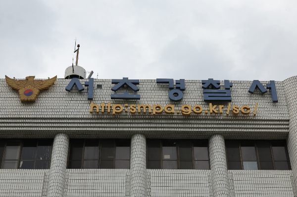 경찰이 극단적 선택을 막는데 특화된 전문요원을 투입한 끝에 아파트에서 투신하려 한 10대 소년을 구조했다. 사진은 지난 4월 23일 서울서초경찰서. /사진=뉴시스