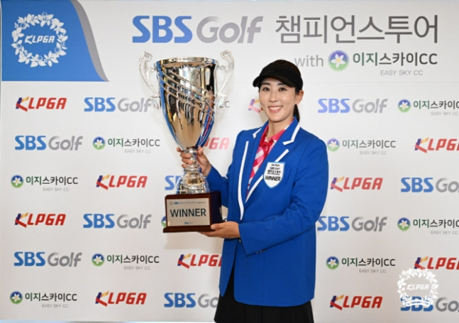 홍진주가 KLPGA 챔피언스투어 3개 대회 연속 우승했다. /사진= KLPGA