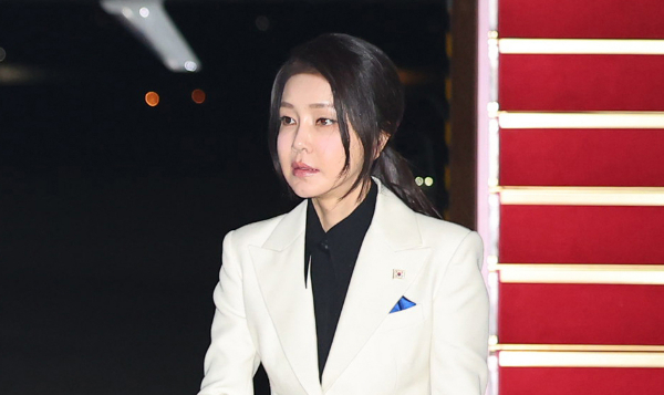 검찰이 김건희 여사의 명품백 수수 의혹 수사를 위해 명품백을 실물로 제출할 것을 김 여사 측에 공문으로 보냈다. 사진은 지난 12일 성남 서울공항에서 북대서양조약기구(NATO·나토) 75주년 정상회의 등 미국 안보순방을 마치고 귀국한 김건희 여사. /사진=뉴시스