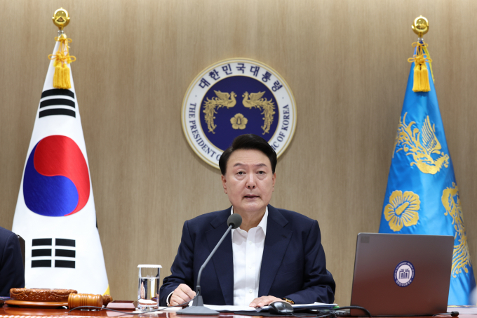 윤석열 대통령이 중부지방 집중 호우가 예고된 상황에서 주민 피해를 최소화 할 것과 대응태세 구축을 강조했다. 사진은 이날 서울 용산 대통령실 청사에서 열린 국무회의에서 발언하는  윤석열 대통령. /사진=뉴시스