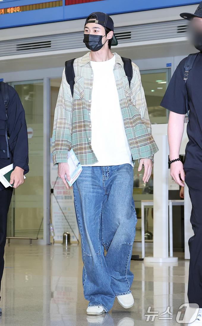 [사진] 변우석, '과잉 경호' 논란 속 미소 지으며 입국