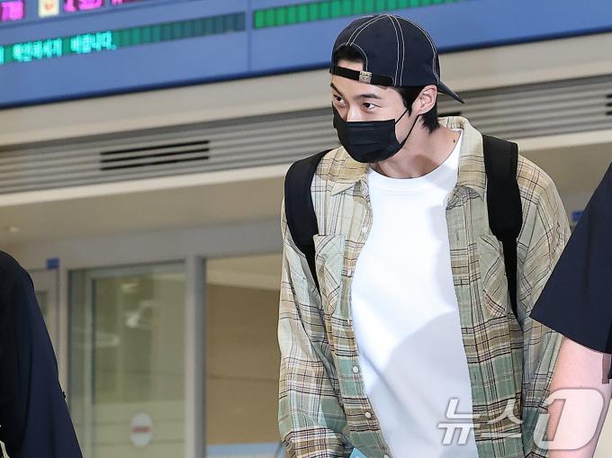[사진] 변우석, 팬들과 아이컨택하며