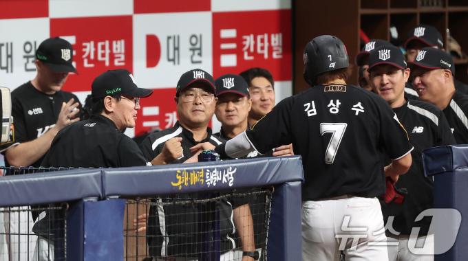 [사진] 김상수와 하이파이브 하는 이강철 감독