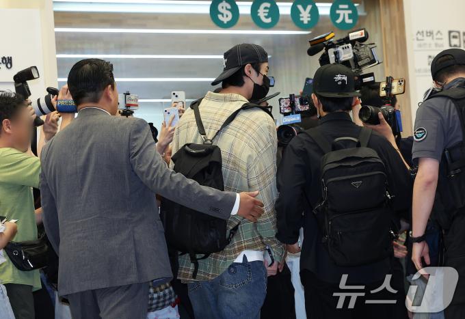 [사진] 안전이 우려되는 변우석의 입국