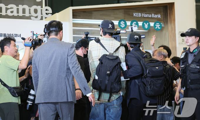 [사진] 안전이 우려되는 변우석의 입국