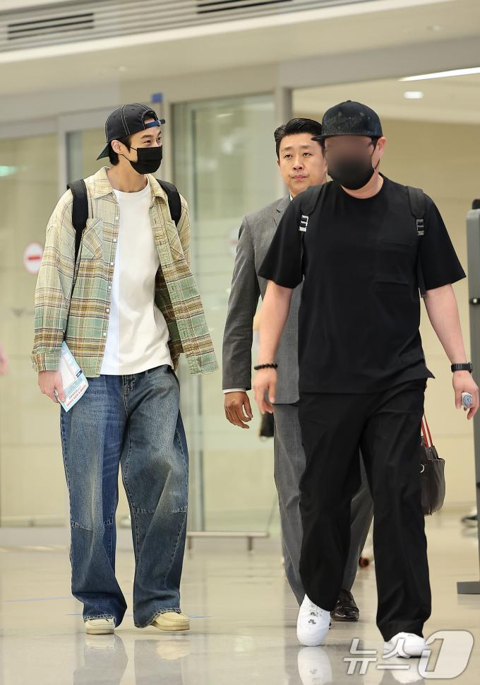 [사진] '논란 의식했나' 최소 경호 속 귀국하는 변우석