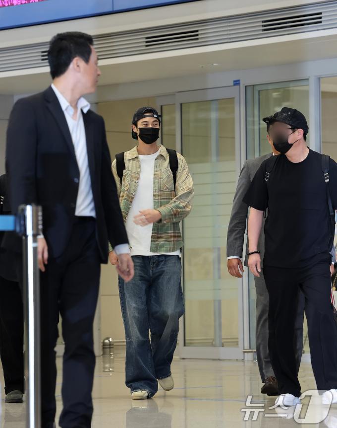 [사진] 최소 경호 속 귀국하는 변우석