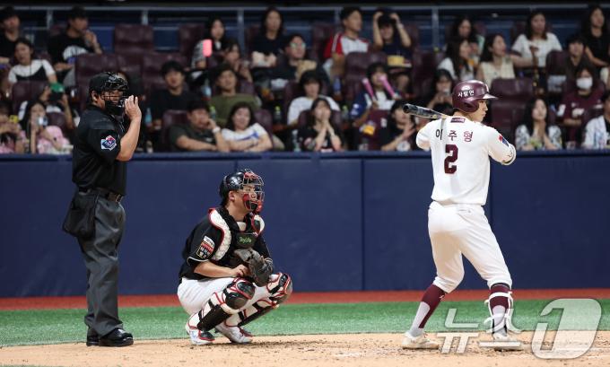 16일 서울 구로구 고척스카이돔에서 열린 '2024 신한은행 SOL뱅크 KBO리그' kt 위즈와 키움 히어로즈의 경기, kt 포수 장성우가 3회말 피치컴을 통해 선발 벤자민에게 사인을 보내고 있다. 2024.7.16/뉴스1 ⓒ News1 김성진 기자