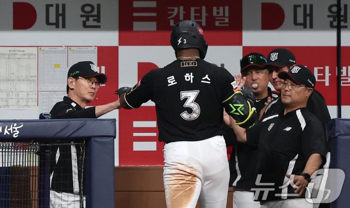 [사진] 로하스와 하이파이브 하는 이강철 감독