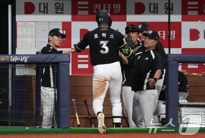 [사진] 하이파이브 하는 이강철 감독·로하스