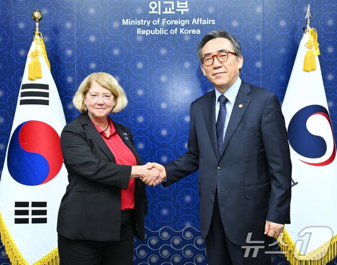 [사진] 조태열 외교부 장관, 멜로이 NASA 부청장 접견