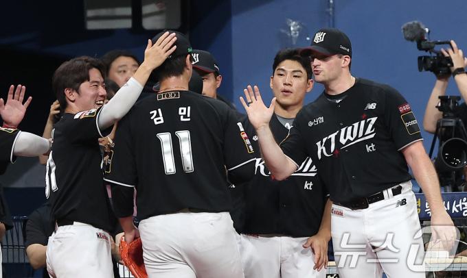 [사진] 위기 무실점 막은 김민 격려하는 벤자민