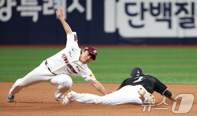 [사진] 군 전역 후 도루 성공하는 심우준