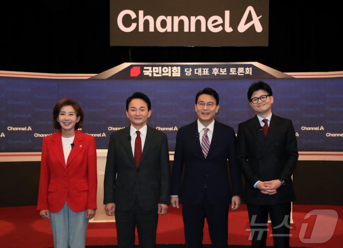 [사진] 방송토론회서 만난 국민의힘 당권 주자들