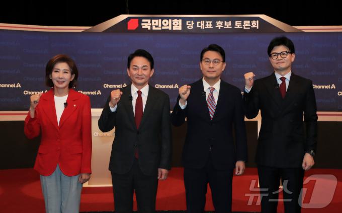 [사진] 방송토론회서 만난 국민의힘 당권 주자들