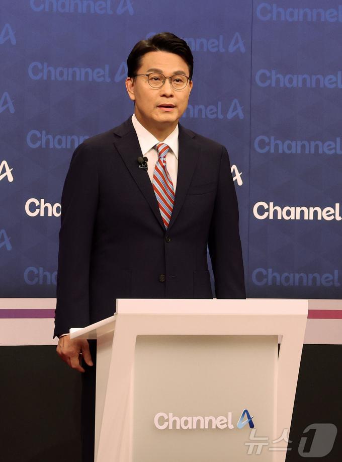 [사진] 방송토론회 준비하는 윤상현 당대표 후보