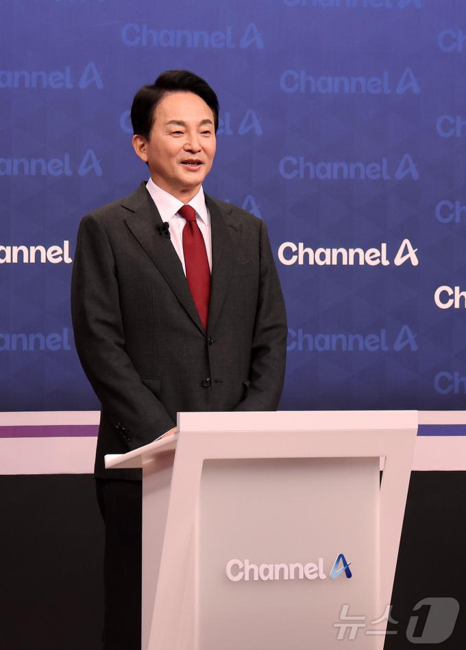 [사진] 방송토론회 준비하는 원희룡 당대표 후보