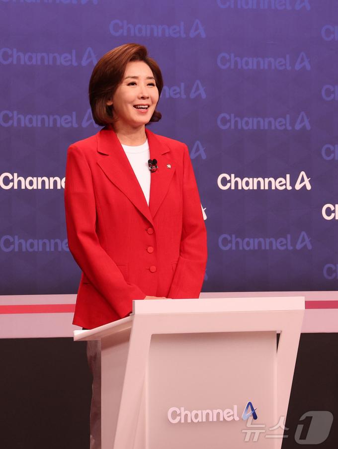 [사진] 방송토론회 준비하는 나경원 당대표 후보