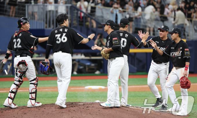 16일 서울 구로구 고척스카이돔에서 열린 '2024 신한은행 SOL뱅크 KBO리그' kt 위즈와 키움 히어로즈의 경기에서 4-3으로 승리를 거둔 kt 선수들이 하이파이브를 하고 있다. 2024.7.16/뉴스1 ⓒ News1 김성진 기자