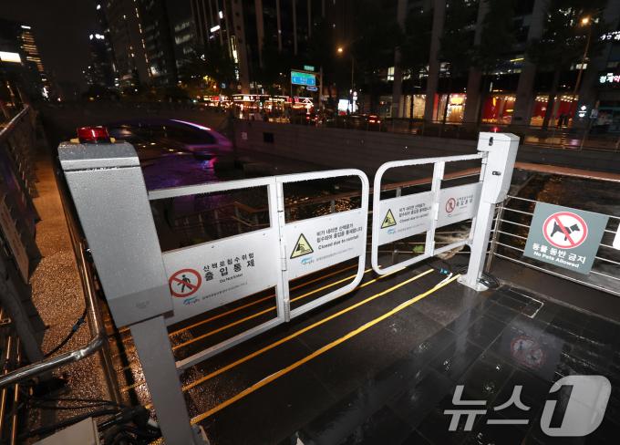 [사진] '침수위험' 통제된 청계천 산책로