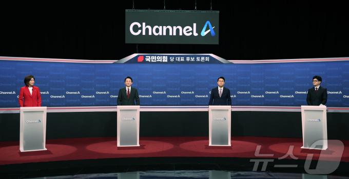 나경원(왼쪽부터)·원희룡·윤상현·한동훈 국민의힘 당대표 후보들이 16일 오후 서울 마포구 상암동 채널A 스튜디오에서 열린 3차 당대표 후보 방송토론회 시작을 기다리고 있다. 2024.7.16/뉴스1 ⓒ News1 국회사진기자단