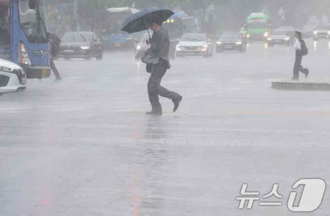 전국적으로 장맛비가 내리는 16일 오후 서울 광화문네거리에서 우산 쓴 시민들이 발걸음을 재촉하고 있다. 2024.7.16/뉴스1 ⓒ News1 이동해 기자