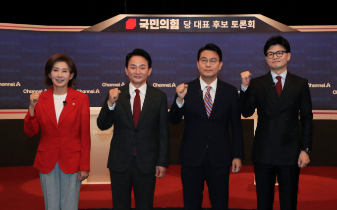 국민의힘 전당대회 당대표 후보 4인이 김건희 여사가 지금이라도 사과를 해야하느냐는 질문에 모두 '그렇다'는 입장을 나타냈다. 사진은 지난 16일 서울 마포구 상암동 채널A 스튜디오에서 열린 3차 대표 당대표 후보 방송토론회에 앞서 나경원·원희룡·윤상현·한동훈 후보(왼쪽부터)가 포즈를 취하는 모습. /사진=뉴스1    
