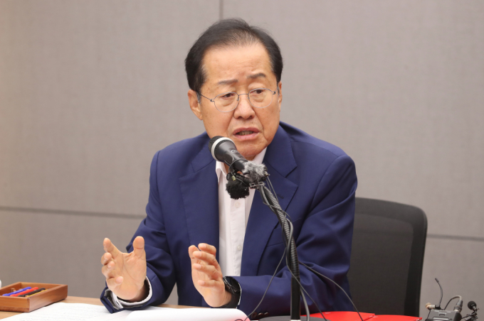 홍준표 대구시장이 한동훈 국민의힘 당대표 후보를 비판했다. 사진은 홍 시장이 지난달 대구시청에서 열린 한 기자회견에서 발언하는 모습. /사진=뉴스1