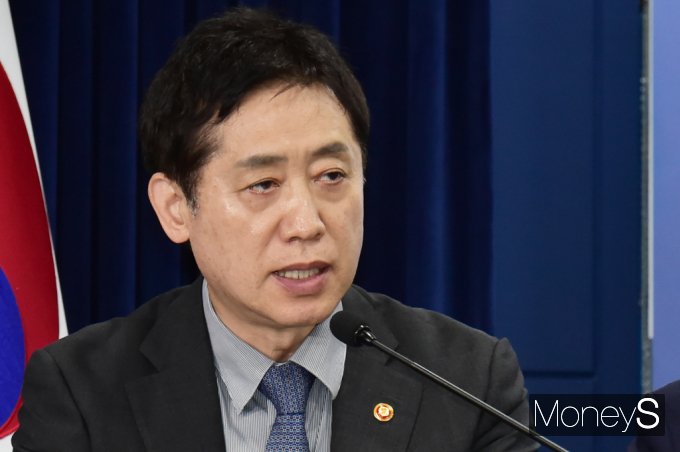 김주현 금융위원장이 3일 서울 종로구 세종대로 정부서울청사 311호에서 진행된 역동경제 로드맵(24년 하반기경제정책방향) 등 관계부처 합동 브리핑에 참석, 질문에 답하고 있다. /사진=임한별 기자