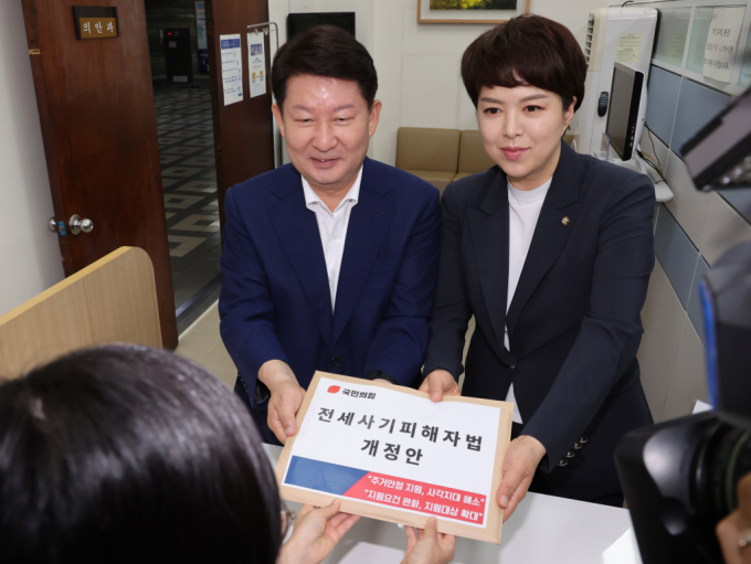 국민의힘이 민주당 등 야권이 추진한 이른바 선구제 후회수 방안이 담긴 전세사기특별법에 맞선 법안 발의에 나섰다. 사진은 권영진(왼쪽)·김은혜 국민의힘 의원이 지난 15일 오전 서울 여의도 국회 의안과에 전세사기 피해자 지원 및 주거안정에 관한 특별법 개정안을 제출하던 모습. /사진=뉴시스