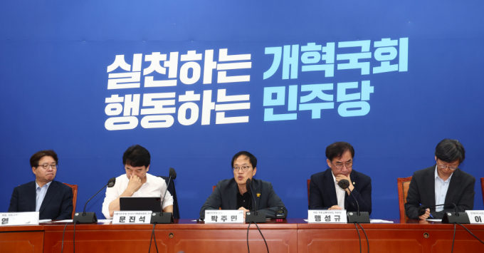 민주당이 최근 서울 여의도 국회에서 전세사기특별위원회 1차 회의 겸 제도개선을 위한 간담회을 열었다. 사진은 염태영(왼쪽부터) 국토위원, 문진석 특위간사, 박주민 민주당 전세사기특별위원회 위원장, 맹성규 국토위원장, 이강훈 전세사기시민대책위원회 변호사. /사진=뉴스1