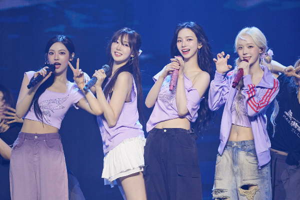  걸그룹 에스파의 첫 번째 정규 앨범 아마겟돈이 25위로 미국 빌보드 메인 앨범차트 '빌보드200'에 데뷔하며 4세대 걸그룹 최초로 다섯 장의 앨범을 연속으로 톱40에 올린 팀이 됐다. 사진은 지난달 30일 서울 송파구 잠실실내체육관에서 진행된 단독콘서트 '2024 에스파 라이브 투어 – 싱크 : 패러렐 라인에서 공연을 하고 있는 걸그룹 에스파. /사진=스타뉴스(SM엔터테인먼트 제공) 