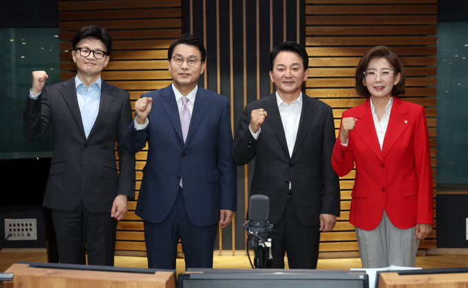 국민의힘 당권주자들이 김건희 여사 명품백 수수 의혹에 대한 검찰 조사 필요성에 동의했다. 사진은 (왼쪽부터) 한동훈, 윤상현, 원희룡, 나경원 국민의힘 당대표 후보가 17일 서울 양천구 CBS 사옥에서 열린 ‘CBS 김현정의 뉴스쇼 특집’ 국민의힘 당대표 후보자 토론회에 참석해 기념촬영을 하는 모습. /사진=뉴스1