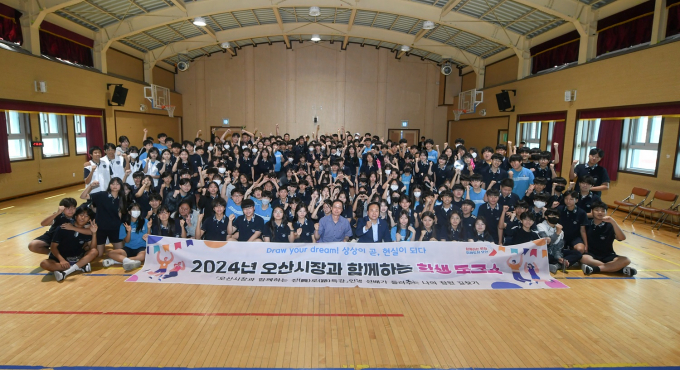 오산 운암중학교에서 이권재 시장이 학생들과 토크쇼 진행후 기념 촬영을 하고 있다 / 사진제공=오산시