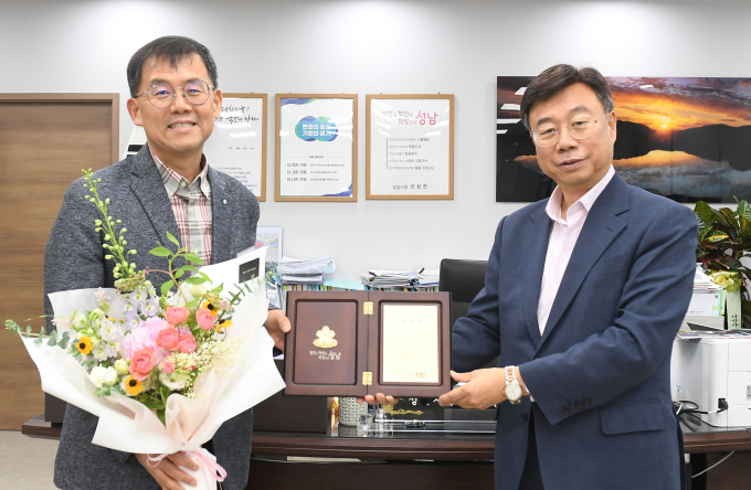 성남시(시장 신상진)는 최근 분당판교청소년수련관 수영장에서 물에 빠져 의식을 잃은 10대 박모 군을 인공 호흡으로 구조한 김재광 의사(왼쪽)에게 감사패를 전달했다 / 사진제공=성남시