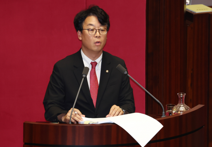 곽규택 국민의힘 의원이 채상병 특검법 재표결과 관련해 지난 4일 국회 본회의에서 채상병 특검법 찬성한 안철수 의원도 찬성 입장을 바꿀 것이라고 전했다. 사진은 곽 의원이 지난 4일 서울 여의도 국회 본회의장에서 채상병 특검법 법안 처리 저지를 위한 무제한 토론(필리버스터)을 하는 모습. /사진=뉴스1