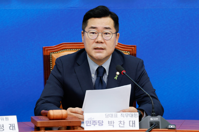 박찬대 더불어민주당 원내대표가 기존 소상공인, 자영업자 지원대책 수정을 촉구했다. 사진은 박 원내대표가 17일 서울 여의도 국회에서 열린 최고위원회의에 참석해 모두 발언하는 모습. /사진=뉴스1