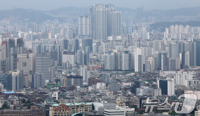 서울 남산에서 바라본 도심 아파트 단지와 주택밀집지역 전경. 사진제공=뉴스1