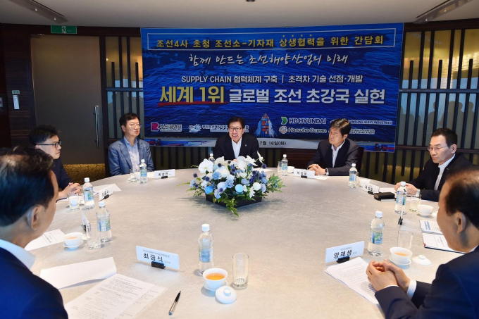 박형준 부산시장(오른쪽 네번째)이 조선업 관계자들과 조선산업 현안 논의를 위한 간담회를 가졌다./사진=부산시