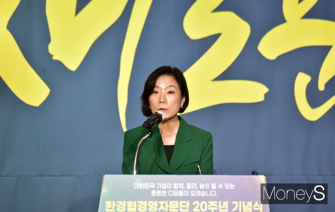 [머니S포토] 한경협경영자문단 20주년 기념, 축사 전하는 오영주 장관