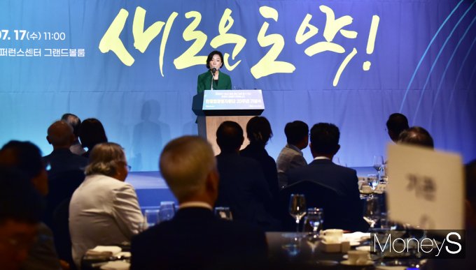 [머니S포토] 한경협경영자문단 20주년 기념, 축사 전하는 오영주 장관