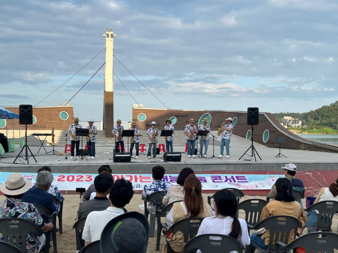 지난해 일광해수욕장에서 열린 재능나눔콘서트 장면/사진=기장군