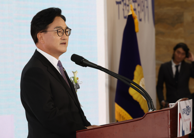 우원식 국회의장이 윤석열 대통령에게 개헌 대화를 공식 제안하며 대선 전에 마무리하는 것이 맞다고 밝혔다. 사진은 우 의장이 17일 서울 여의도 국회에서 열린 제76주년 제헌절 경축식에서 경축사를 전하는 모습. /사진=뉴스1