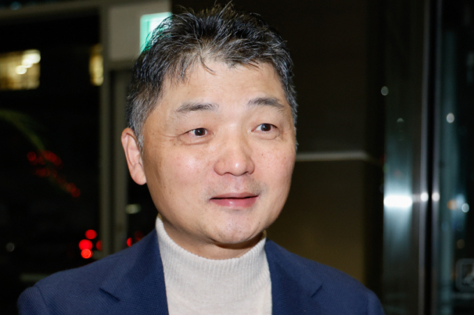 김범수 카카오 미래이니셔티브센터장이 지난해 11월13일 오전 경기 성남시 분당구 카카오모빌리티 본사에서 3차 공동체 비상경영회의에 참석하기 전 취재진 질문에 답하고 있다. /사진=뉴스1