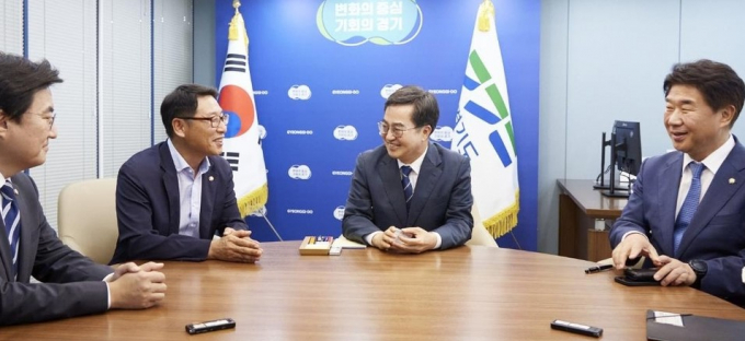 김동연(왼쪽에서 세 번째) 지사가 지난 16일 민주당 고양 국회의원들과 회동, 'K-컬처밸리 사업' 원형 유지에 뜻을 함께했다. 사진제공=경기도