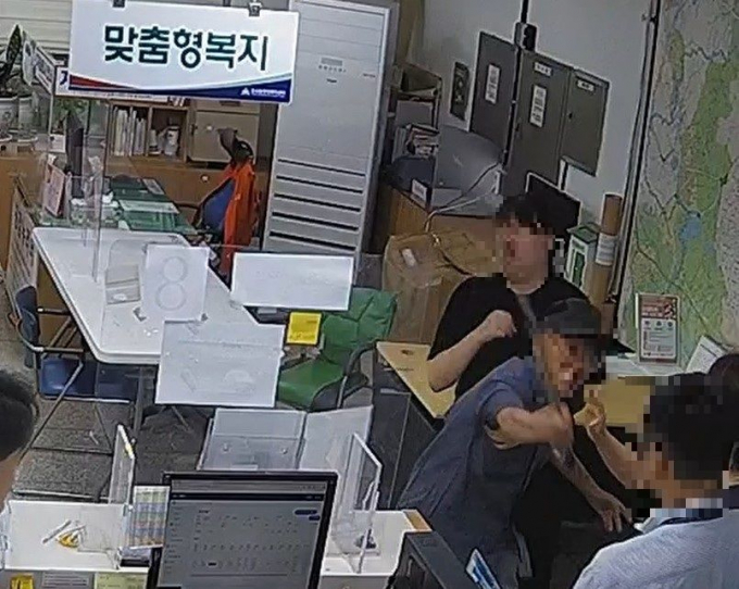 10일 악성민원인이 울주군 민원실에서 공무원에게 폭행을 하고 있다./사진=울주군
