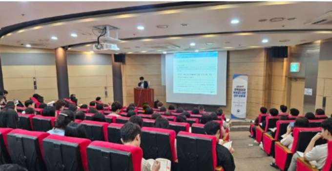 변호사 자격을 갖춘 법무부 소속 공익법무관이 관련 업무를 담당하는 전국 확정일자 부여기관 소속 공무원들을 찾아가 확정일자 제도 전반과 업무 처리 과정에서의 주의 사항 등에 대한 설명회를 진행했다. /사진=뉴시스(법무부 제공)