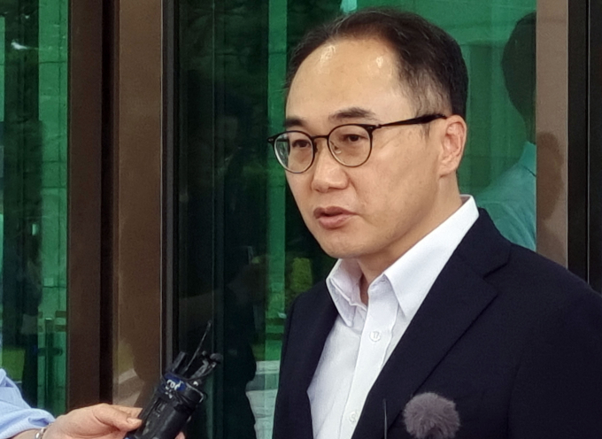 검찰 내부에서 이원석 검찰총장이 '윤석열 대통령 탄핵소추안 즉각 발의' 청원 관련 2차 청문회 증인으로 채택된 것에 대해 황당하다는 반응을 보이고 있다. 사진은 이 총장이 지난 16일 서울 서초구 대검찰청에서 퇴근하며 취재진 질문에 답변하는 모습. /사진=뉴시스