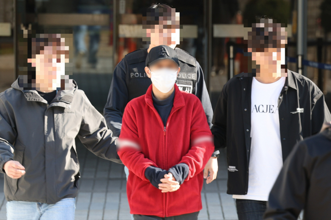 한동훈 전 국민의힘 비상대책위원장이 법무부 장관이었던 당시 집앞에 흉기를 두고 간 혐의를 받고 있는 40대 남성이 2심에서도 1심이 유지돼 징역 1년을 선고받았다. 사진은 홍모씨(가운데)가 지난 16일 서울 서초구 서울중앙지방법원에서 열린 구속 전 피의자심문(영장실질심사)을 마친 후 법정을 나서는 모습. /사진=뉴스1